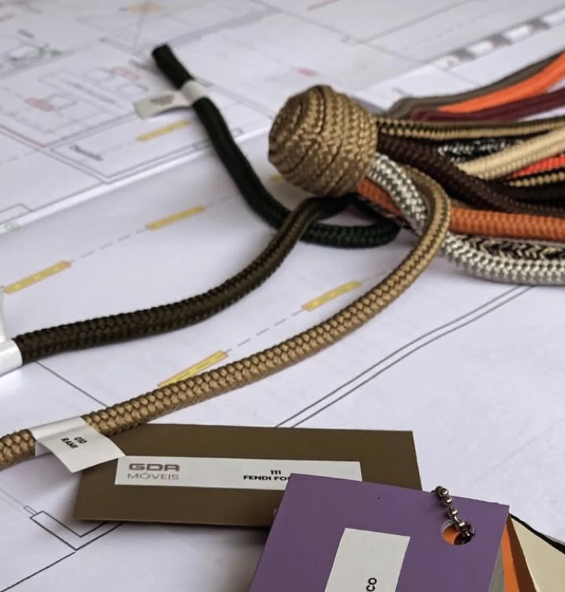 Amostras de cordas e cartelas de cores sobre pranchas de projeto impressas